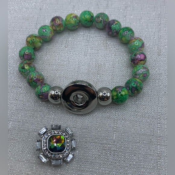 Green Colorful Beaded Bracelet with Iridescent Snap Button Charm - Picture 2 of 3